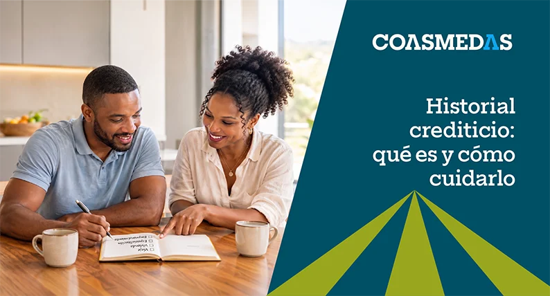 Persona organizando sus pagos para mantener un buen historial financiero.